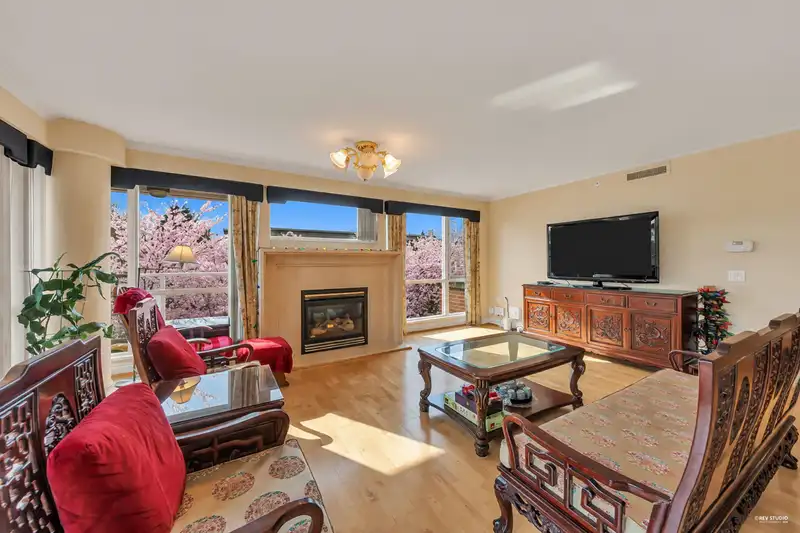 412 618 W 45TH AVENUE - photo 3 of 40
