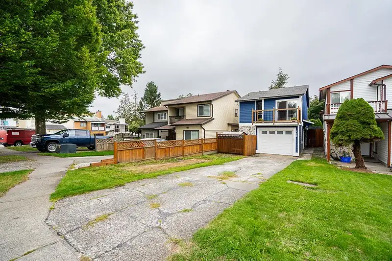 308 NICHOLAS CRESCENT - photo 2 of 26