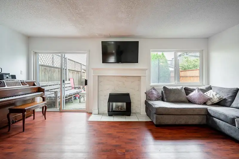 308 NICHOLAS CRESCENT - photo 4 of 26