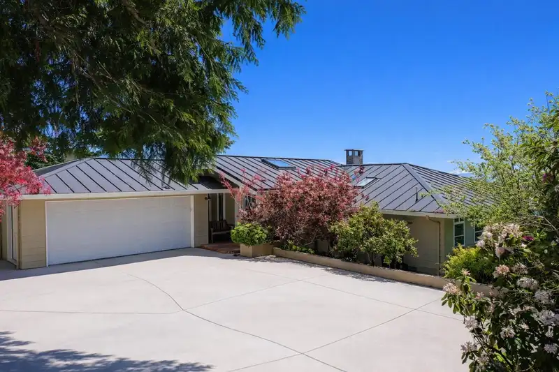 5951 SUNSHINE COAST HIGHWAY - photo 4 of 38