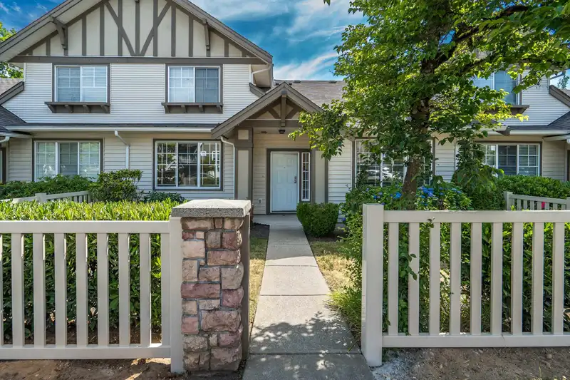 49 15868 85 AVENUE - photo 1 of 39
