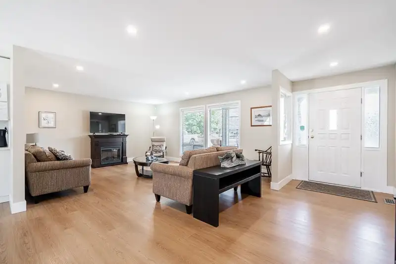 21711 52 AVENUE - photo 2 of 31