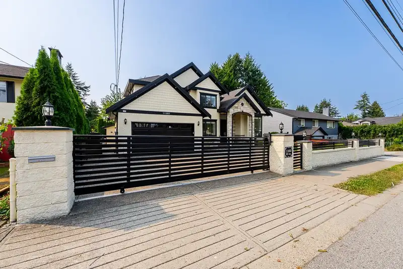 11368 82 AVENUE - photo 3 of 38