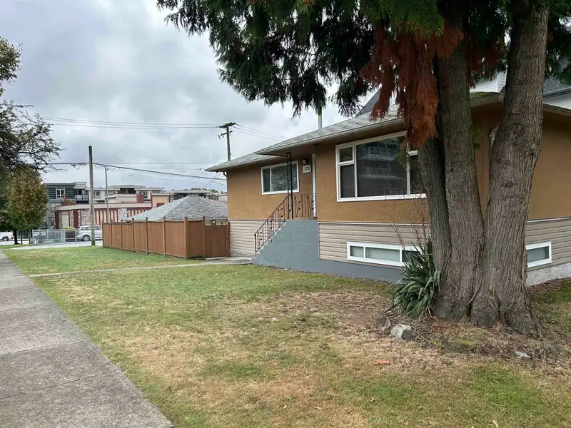 375 SKEENA STREET - photo 2 of 4