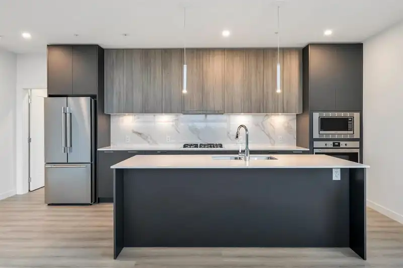 3306 8551 201 STREET - photo 2 of 29