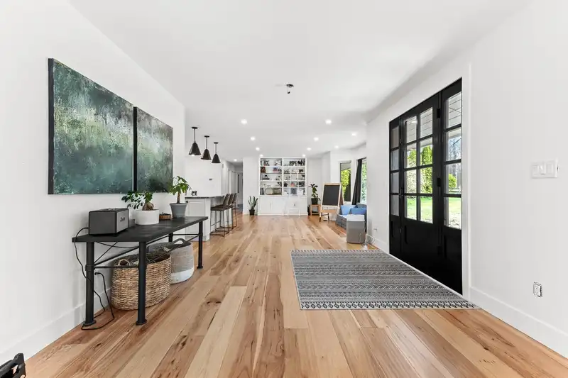 7025 HESSLEA CRESCENT - photo 4 of 40