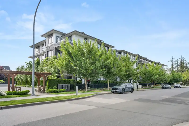 210 22087 49 AVENUE - photo 1 of 32