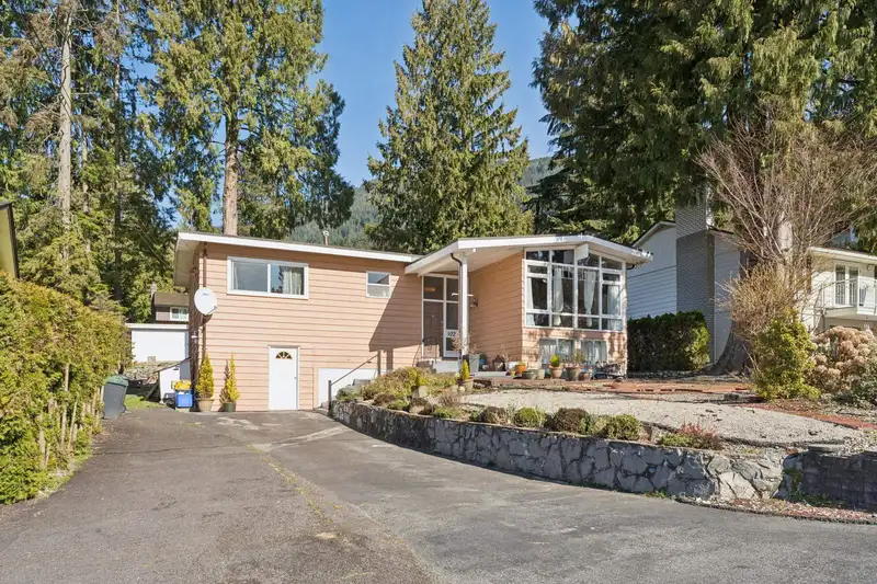 922 CANYON BOULEVARD - photo 1 of 29