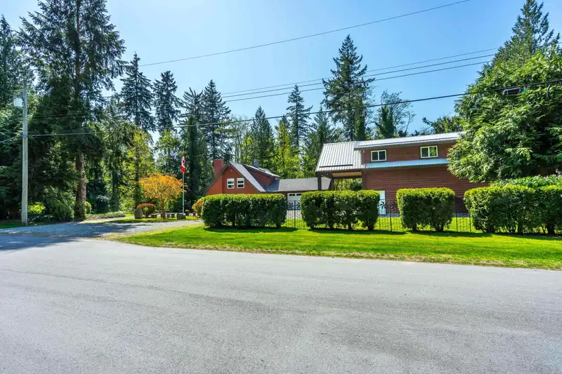 4567 SADDLEHORN CRESCENT - photo 3 of 40