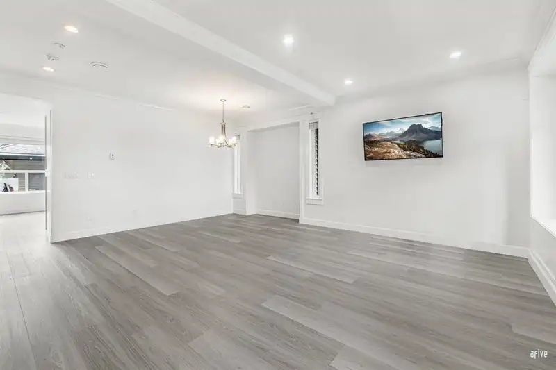 21037 77 AVENUE - photo 3 of 28
