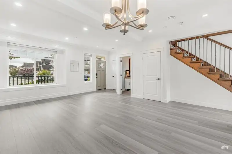 21037 77 AVENUE - photo 4 of 28
