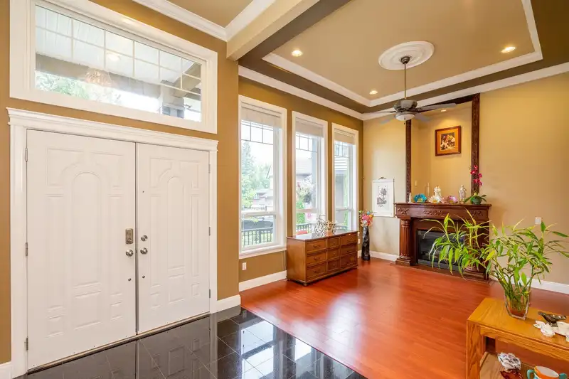 16492 104A AVENUE - photo 4 of 35