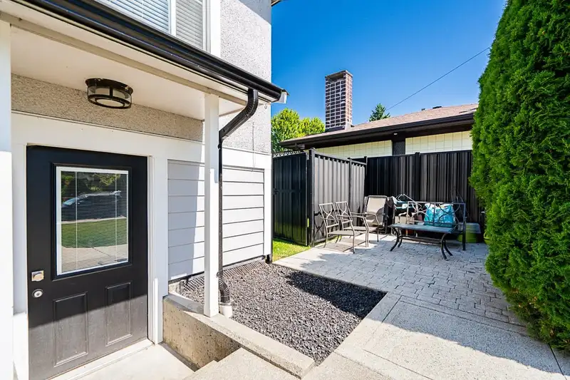 905 EDINBURGH STREET - photo 4 of 40