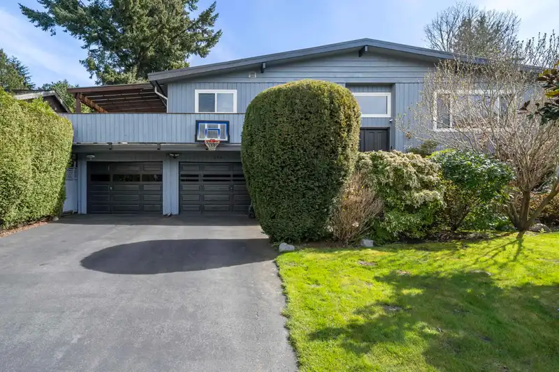 260 54A STREET - photo 1 of 40