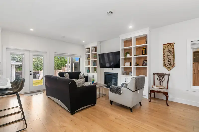 18460 64 AVENUE - photo 2 of 37