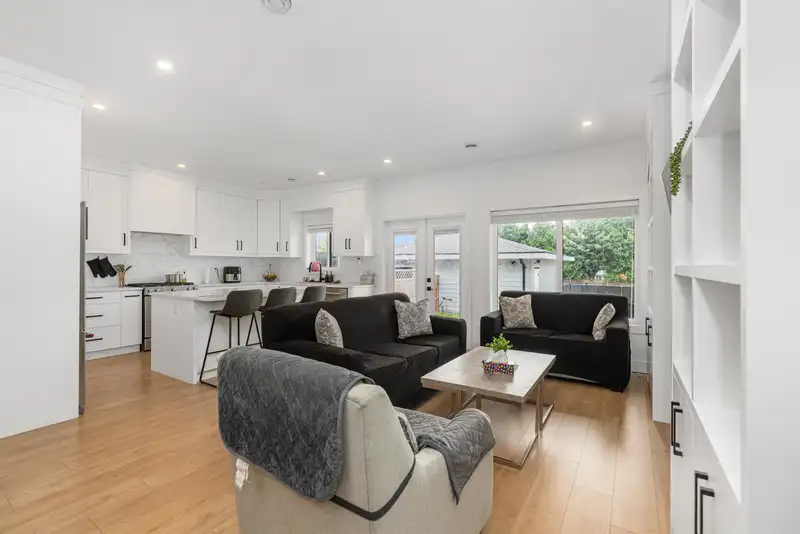18460 64 AVENUE - photo 3 of 37