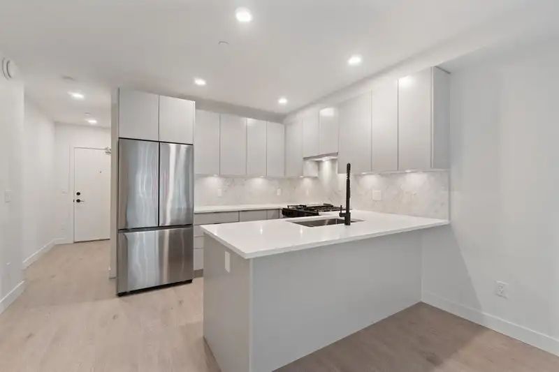 418 13258 105 AVENUE - photo 4 of 31
