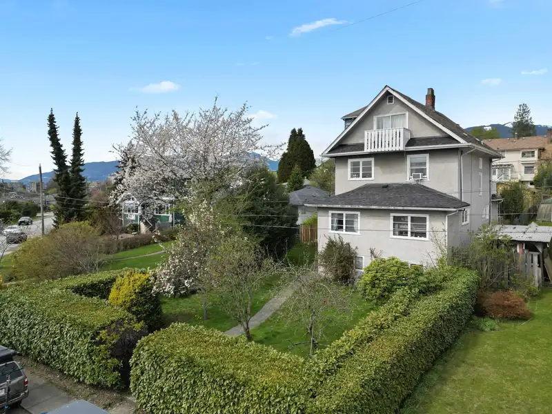 444 E 6TH STREET - photo 2 of 36