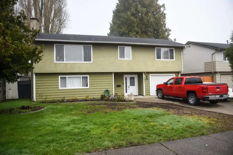 5471 44 AVENUE - photo 1 of 19