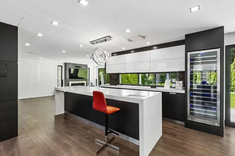 4577 CAPILANO ROAD - photo 2 of 33