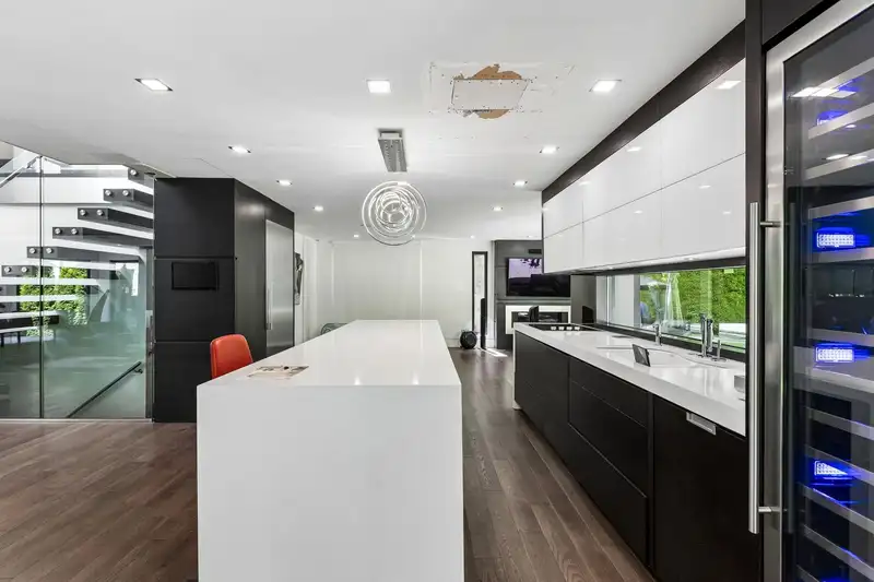 4577 CAPILANO ROAD - photo 4 of 33