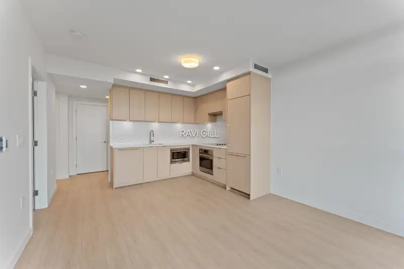 512 13675 107A AVENUE - photo 4 of 18