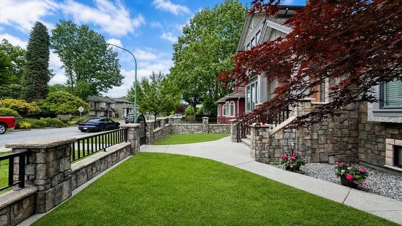 3894 OXFORD STREET - photo 4 of 40