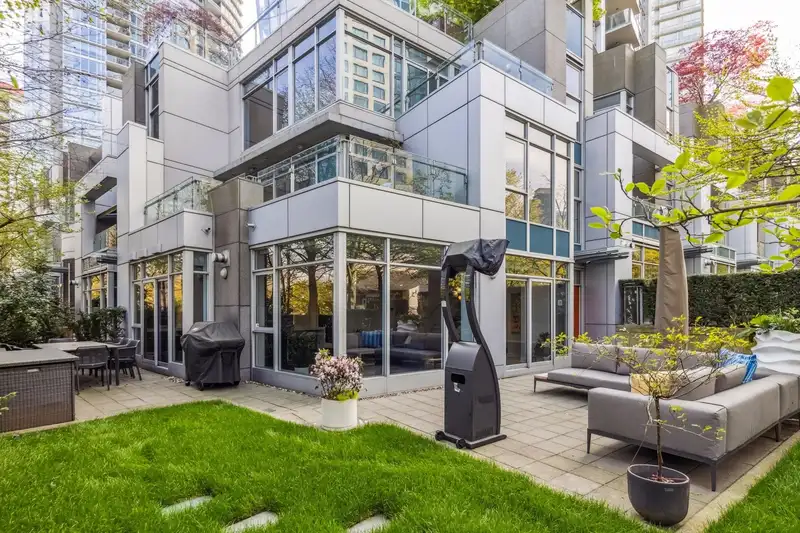 TH22 1281 W CORDOVA STREET - photo 1 of 16