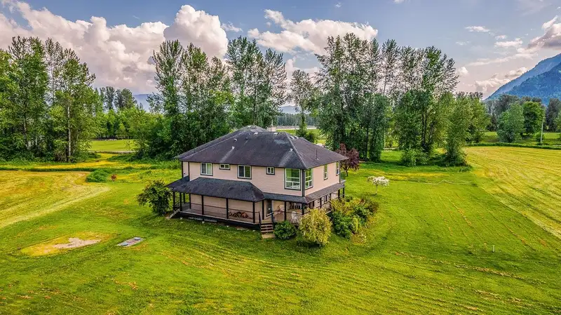 41525 BOVINGTON ROAD - photo 4 of 39