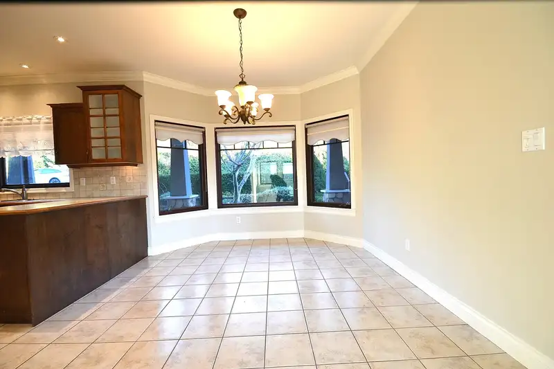 610 ROBINSON STREET - photo 4 of 36