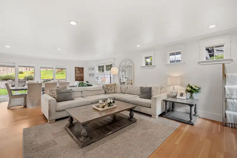 20492 43 AVENUE - photo 4 of 40