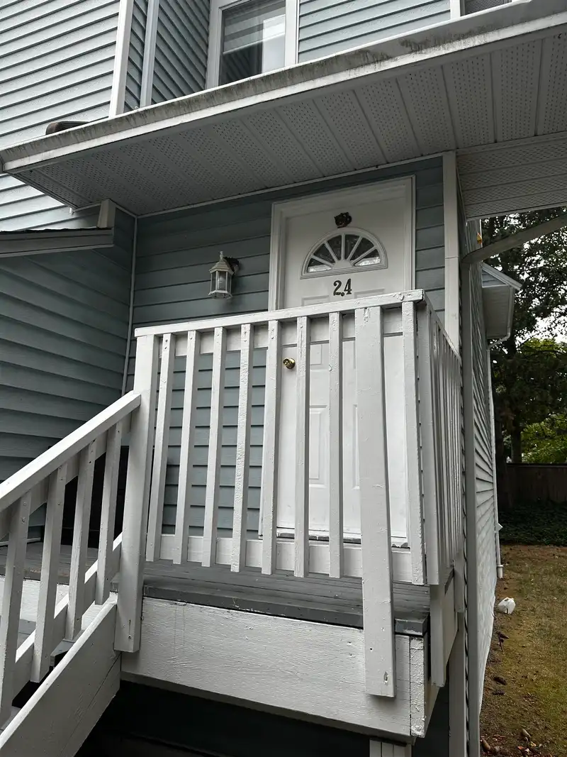 24 15550 89 AVENUE - photo 2 of 2