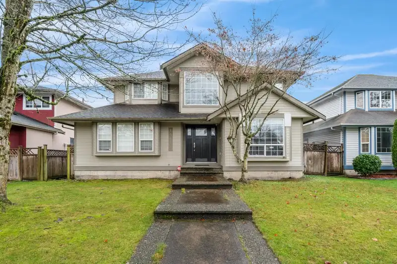 15476 110 AVENUE - photo 1 of 29