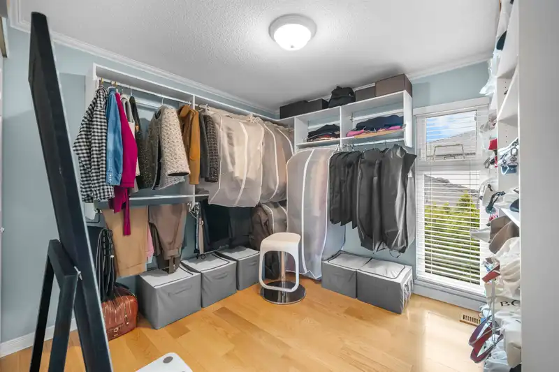 5440 WARBLER AVENUE - photo 3 of 37