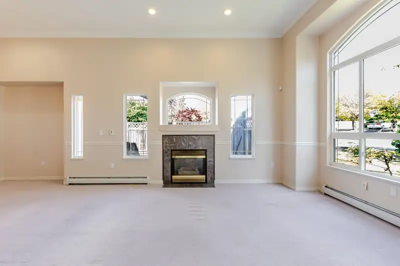 7953 155A STREET - photo 4 of 40