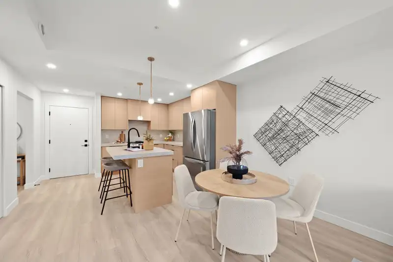 208 15353 17 AVENUE - photo 4 of 40
