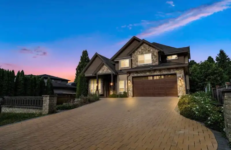 8245 144A STREET - photo 1 of 40