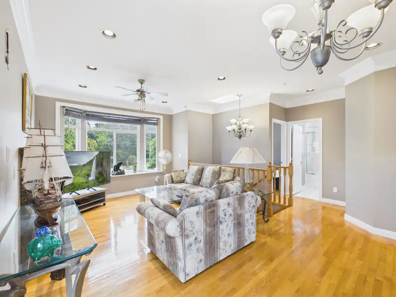 3281 RENFREW STREET - photo 3 of 33