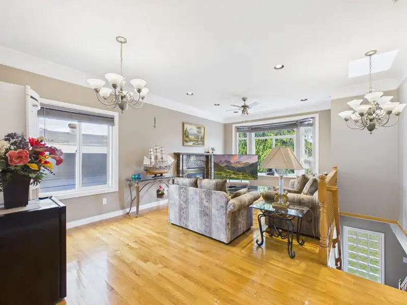 3281 RENFREW STREET - photo 4 of 33