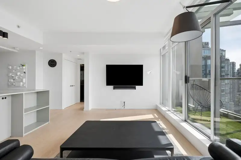 2005 1055 RICHARDS STREET - photo 4 of 40