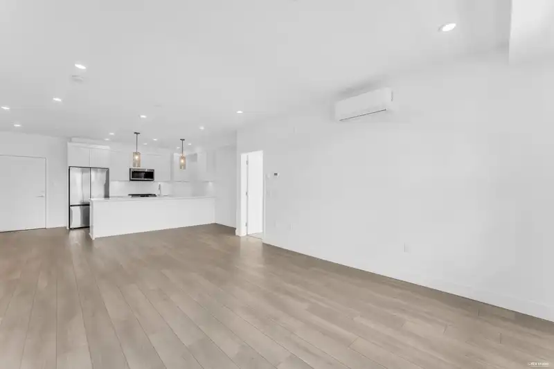 204 22633 SELKIRK AVENUE - photo 4 of 33