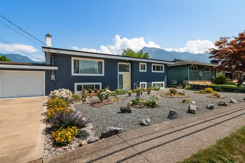 1550 VIMY ROAD - photo 1 of 37