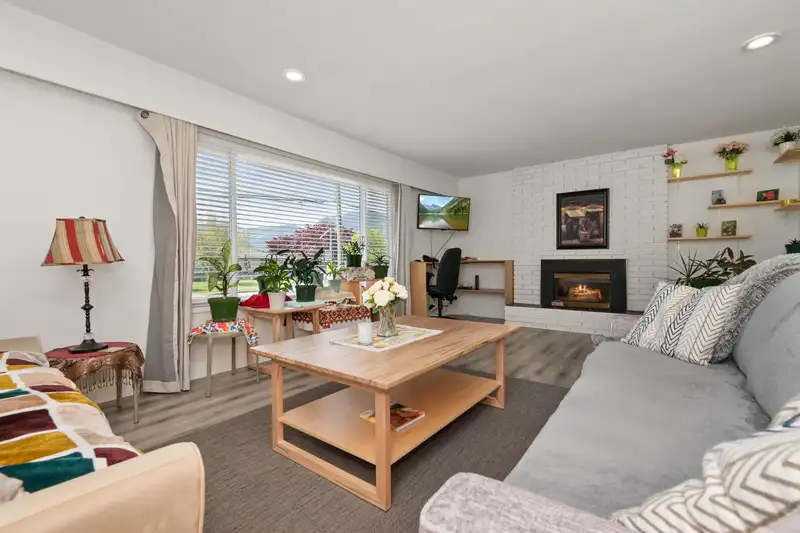1550 VIMY ROAD - photo 3 of 37