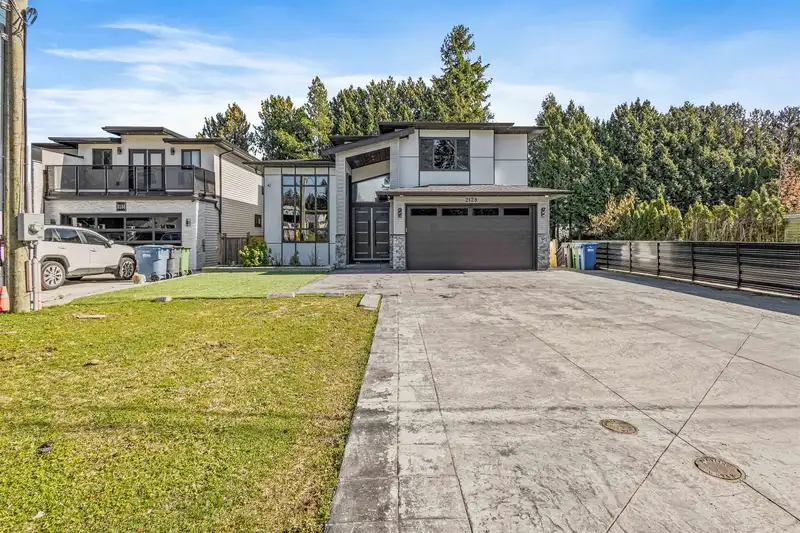 2128 OAKRIDGE CRESCENT - photo 1 of 40