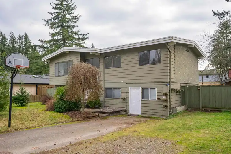 20764 39 AVENUE - photo 1 of 37