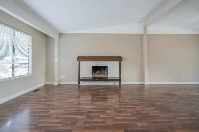 20764 39 AVENUE - photo 4 of 37