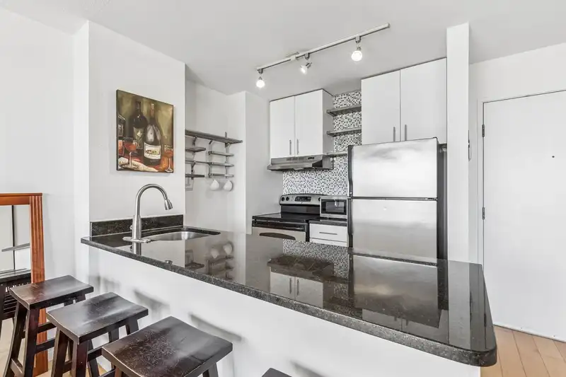 411 1330 BURRARD STREET - photo 2 of 30