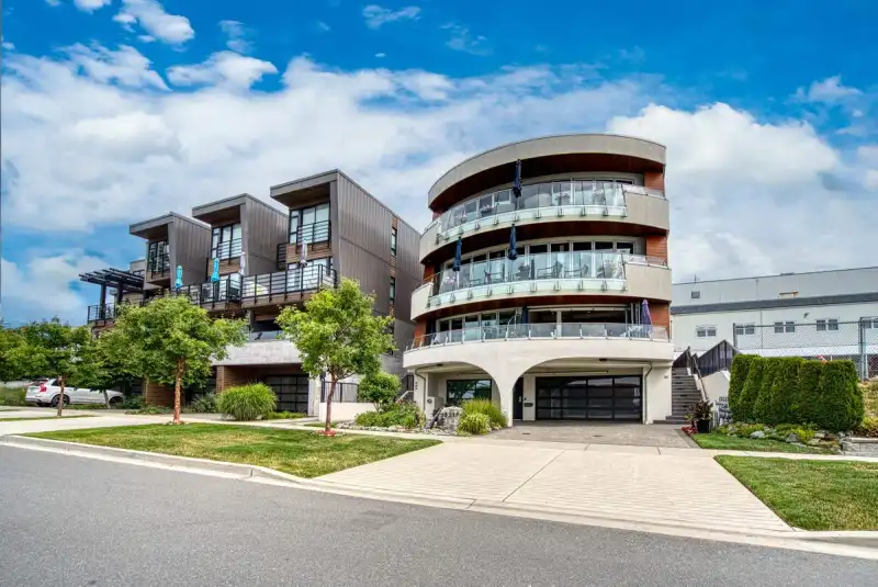 101 15219 ROYAL AVENUE - photo 1 of 40