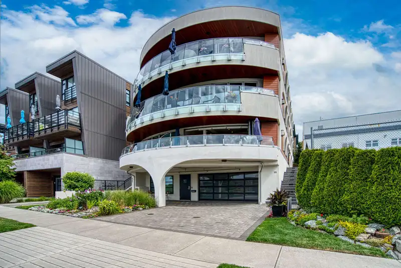 101 15219 ROYAL AVENUE - photo 3 of 40