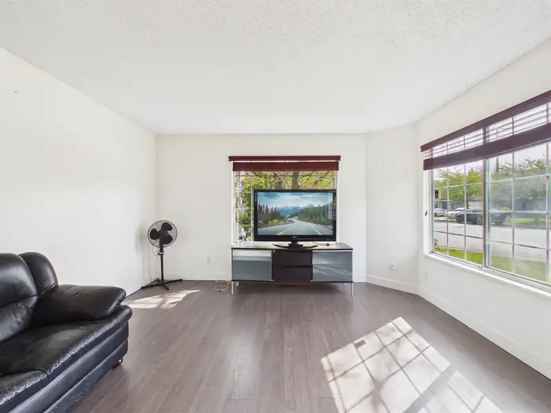 6220 LYNAS LANE - photo 2 of 24